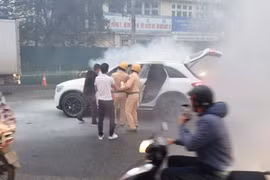 Cảnh sát giao thông giúp người dân dập tắt đám cháy xe ô tô