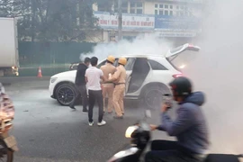 Cảnh sát giao thông giúp người dân dập tắt đám cháy xe ô tô
