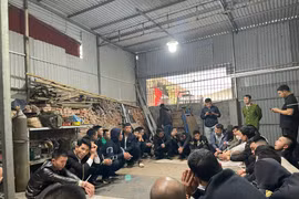 Triệt phá sới bạc núp trong xưởng cơ khí