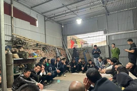 Triệt phá sới bạc núp trong xưởng cơ khí