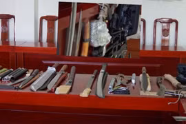 Thu giữ số lượng lớn hung khí tại hiệu cầm đồ