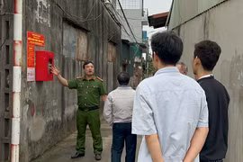 Hình ảnh Cảnh sát hướng dẫn cơ chế hoạt động chữa cháy của điểm chữa cháy công cộng ở huyện Hoài Đức