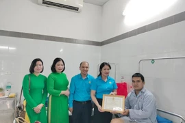 Động viên lái xe taxi cứu sống hai cháu nhỏ rơi xuống hồ nước