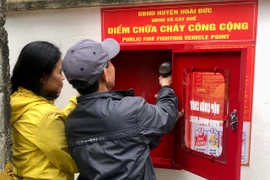  Người dân cùng lực lượng Công an đội nắng lắp điểm chữa cháy công cộng