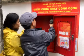  Người dân cùng lực lượng Công an đội nắng lắp điểm chữa cháy công cộng