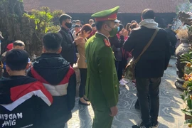 Cảnh sát hóa trang phòng chống tội phạm tại các điểm du xuân trên địa bàn quận Tây Hồ