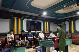 Các nhân viên cơ sở karaoke 5 sao tham gia tình huống xử lý khẩn nguy