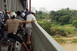 Nghiện game, bé trai bị trầm cảm định nhảy cầu Thăng Long