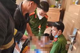 Triển khai xe thang cứu bé trai gặp nguy hiểm trên ban công tầng 8