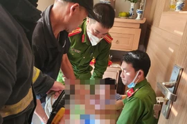 Triển khai xe thang cứu bé trai gặp nguy hiểm trên ban công tầng 8