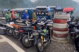 Xử lý nhóm đối tượng tháo biển số xe máy, phóng nhanh vượt ẩu dọc Quốc lộ 6