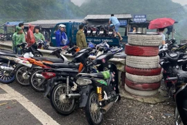 Xử lý nhóm đối tượng tháo biển số xe máy, phóng nhanh vượt ẩu dọc Quốc lộ 6