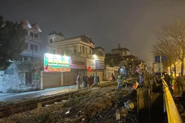 Thiếu quan sát khi qua đường tàu, xe máy bị hất văng