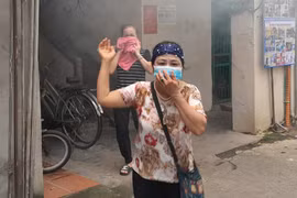 Hình ảnh những phụ nữ trong tổ xung kích tham gia xử lý cháy tầng 2 khu tập thể cũ