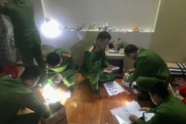 Tạm giam nhóm đối tượng 'chuyển nhượng' nhân viên karaoke 25 triệu đồng