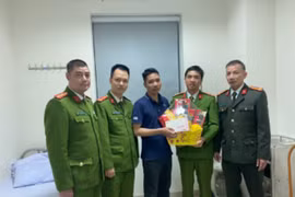 Chia sẻ, động viên cán bộ có hoàn cảnh khó khăn