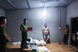 Nhóm lái xe 'ăn' hàng chục tấn cám trong quá trình vận chuyển