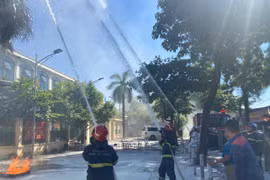 Xử lý tình huống cháy giả định gần cây xăng trong làng nghề 