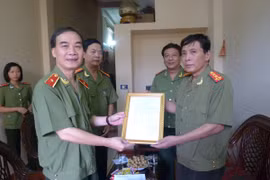 Lãnh đạo CATP Hà Nội thăm hỏi, tặng quà thân nhân liệt sỹ