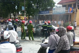 Ôtô bốc cháy sau khi đổ xăng