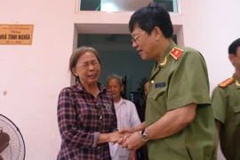 Thiếu tướng Bạch Thành Định thăm, tặng quà thân nhân liệt sỹ