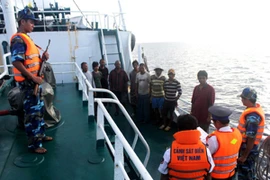 Cảnh sát biển bắt 4 tàu mua bán trái phép 400.000 lít dầu DO