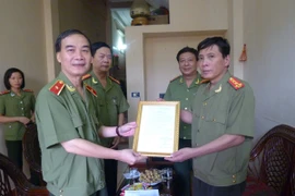 Lãnh đạo CATP Hà Nội thăm hỏi, tặng quà thân nhân liệt sỹ