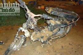 Ngược đời, mang xe máy ra đốt giữa đường phố