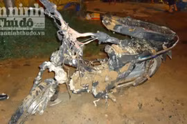 Ngược đời, mang xe máy ra đốt giữa đường phố