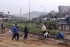 Tàu hỏa trật bánh, giao thông tê liệt nhiều giờ