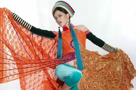 Tuyết Lan mặc áo dân tộc Dao dự thi người mẫu thế giới