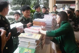 Tập huấn nghiệp vụ sư phạm cho những "thầy giáo áo xanh"