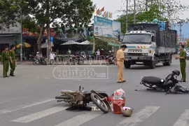 Qua đường bất cẩn, 2 người bị thương nặng