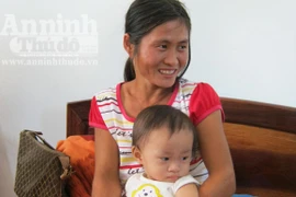 Hai mẹ con "người rừng" trở về hòa nhập với cộng đồng