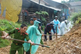 Sạt lở núi, giao thông bị chia cắt nghiêm trọng 