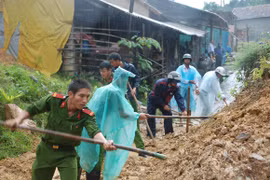 Sạt lở núi, giao thông bị chia cắt nghiêm trọng 