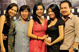 Việt Trinh vất vả săn "chân dài"