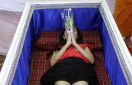 Ớn lạnh nữ sinh viên... "chết" thử