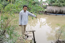 Giận chồng nói nhảm, vợ ném con gái 31 ngày tuổi xuống sông