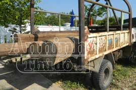 Chở gỗ lậu bị phát hiện, lái xe bỏ trốn