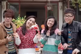 Bùi Anh Tuấn kết hợp với hai người đẹp