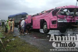 Xe khách lật nhào, 1 người chết, 14 người bị thương