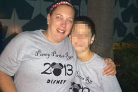 Choáng váng phát hiện trẻ 5 tuổi "quan hệ" trong nhà tắm