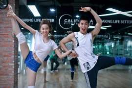 Ngân Khánh tự tin khoe nhan sắc "dao kéo" bên Hồ Vĩnh Khoa