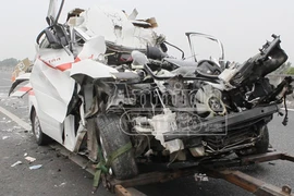 Xe cứu thương tông đuôi container, 5 người thương vong