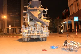 Va quệt với xe chở bê-tông, 2 bà cháu may mắn thoát chết