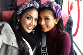 Thí sinh Hoa hậu Hoàn Vũ thi nhau làm điệu với khăn rằn Việt Nam