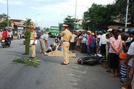 Bị xe khách chạy ẩu đâm, 3 học sinh thương vong