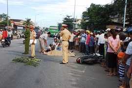 Bị xe khách chạy ẩu đâm, 3 học sinh thương vong