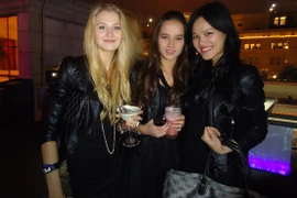 Tuyết Lan đọ dáng với các siêu mẫu quốc tế